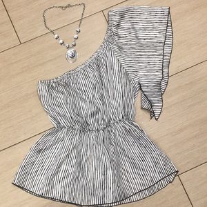 One shoulder gorgeous top black & white print